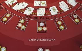 Dealer profesional sedang memandu permainan live casino dengan tampilan streaming berkualitas tinggi