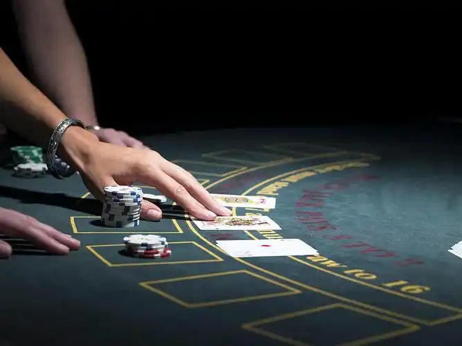Seorang pengguna smartphone menikmati taruhan sepak bola di malam hari di Bandung
